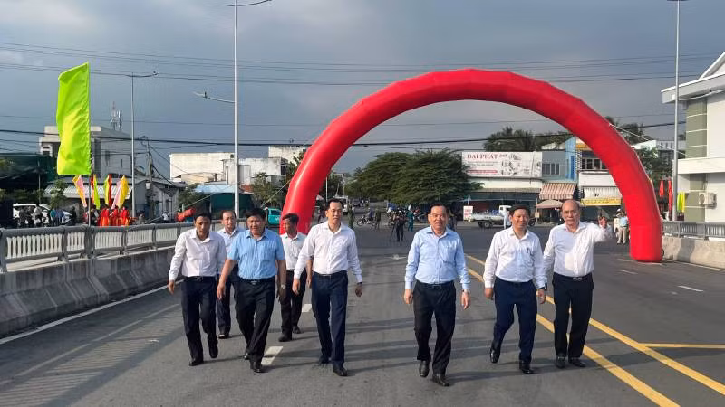Lãnh đạo chính quyền địa phương tham quan công trình cầu Rạch Vong. (Ảnh: HOÀNG TRUNG)