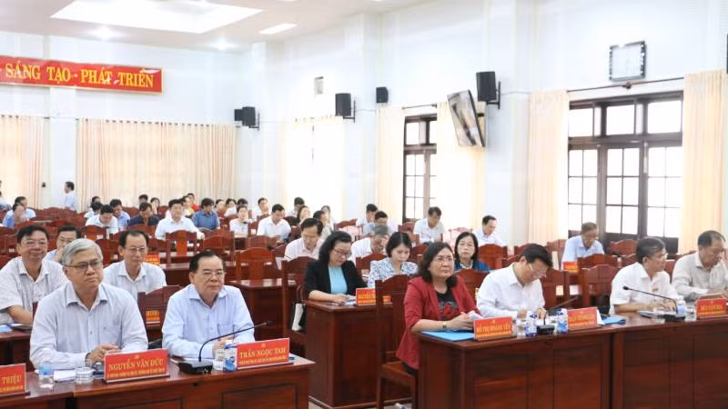 Các đại biểu tham dự quán triệt Chỉ thị của Bộ Chính trị, Ban Bí thư về tiếp tục củng cố, hoàn thiện, nâng cao chất lượng hoạt động của y tế cơ sở trong tình hình mới.