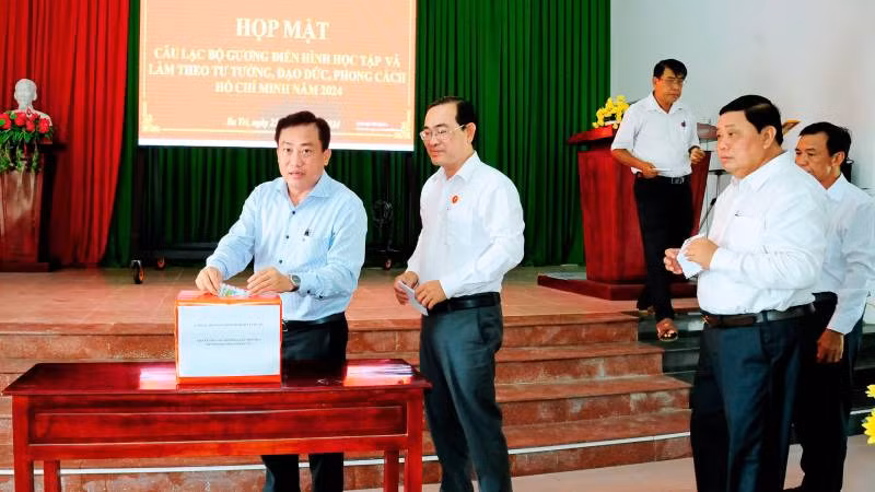 Câu lạc bộ tổ chức họp mặt và vận động cán bộ, đảng viên ủng hộ đồng bào thiệt hại do bão số 3 gây ra. (Ảnh: HOÀNG TRUNG)
