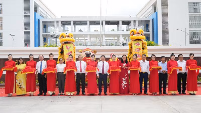Đại biểu tham dự buổi Lễ thực hiện nghi thức cắt băng khánh thành công trình Bệnh viện Y học cổ truyền Trần Văn An. (Ảnh: HOÀNG TRUNG)