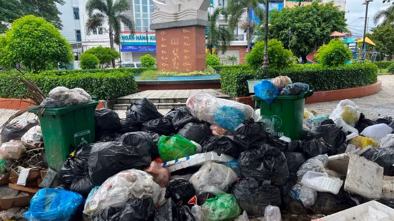 Công viên Nguyễn Đình Chiểu (thị trấn Ba Tri, huyện Ba Tri) trở thành nơi chứa rác dồn ứ nhiều ngày. Công viên Nguyễn Đình Chiểu (thị trấn Ba Tri, huyện Ba Tri) trở thành nơi chứa rác dồn ứ nhiều ngày.