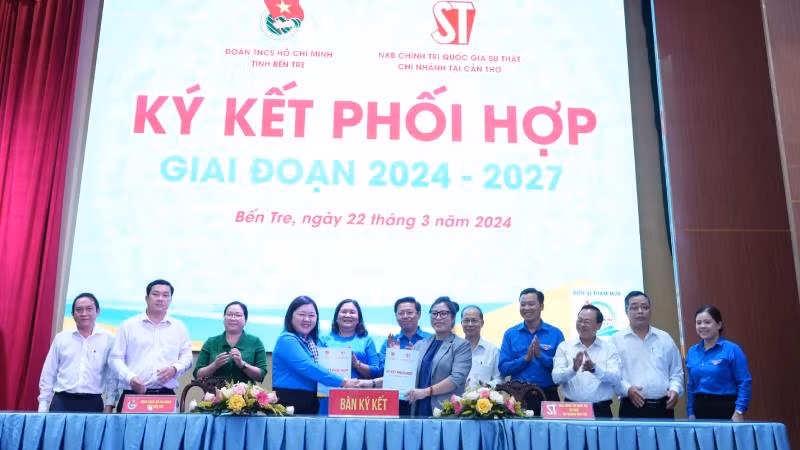Ban Thường vụ Tỉnh đoàn Bến Tre và Ban Giám đốc Nhà xuất bản Chính trị Quốc gia Sự thật Chi nhánh Cần Thơ ký kết phối hợp giai đoạn 2024 – 2027. 