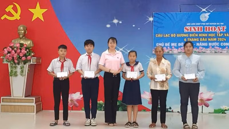 Mô hình “Mẹ đỡ đầu – yêu thương và chia sẻ” đã đỡ đầu 5 em mồ côi do Covid-19. (Ảnh: HOÀNG TRUNG)