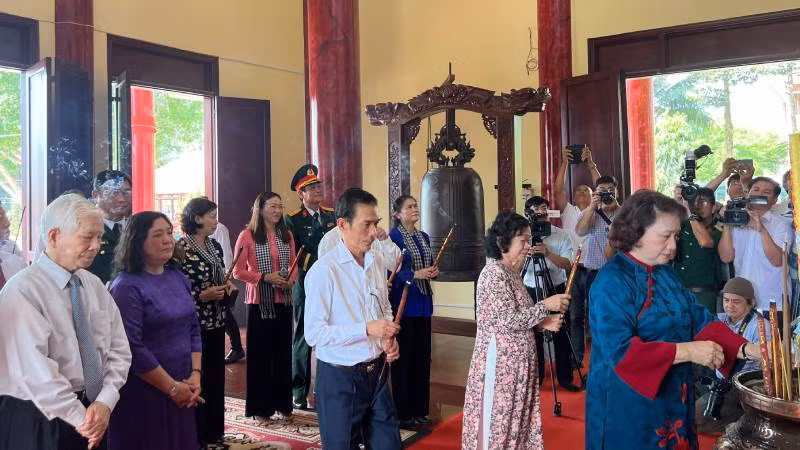 Lãnh đạo tham dự buổi Lễ dâng hương tại Khu lưu niệm Nữ tướng Nguyễn Thị Định. (Ảnh: HOÀNG TRUNG)