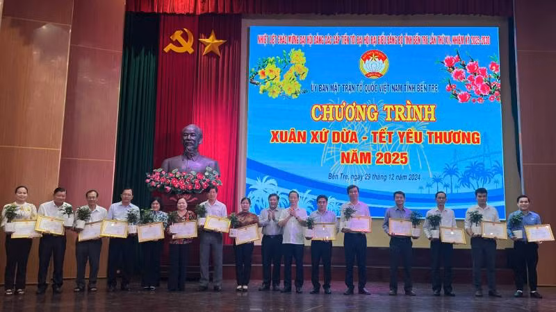 Lãnh đạo tỉnh Bến Tre trao Bằng khen cho các tập thể, cá nhân tích cực ủng hộ giúp đỡ đồng bào các tỉnh phía bắc thiệt hại do bão số 3 gây ra. (Ảnh: HOÀNG TRUNG)