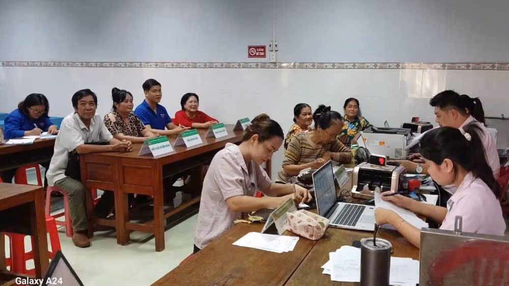Ngân hàng Chính sách xã hội phục vụ người dân tại điểm giao dịch xã Bình Thắng, huyện Bình Đại, tỉnh Bến Tre. (Ảnh: HOÀNG TRUNG) Ngân hàng Chính sách xã hội phục vụ người dân tại điểm giao dịch xã Bình Thắng, huyện Bình Đại, tỉnh Bến Tre. (Ảnh: HOÀNG TRUNG)