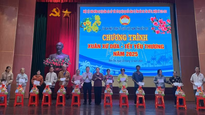 Lãnh đạo tỉnh Bến Tre trao quà Tết cho người nghèo, người có hoàn cảnh khó khăn. (Ảnh: HOÀNG TRUNG)