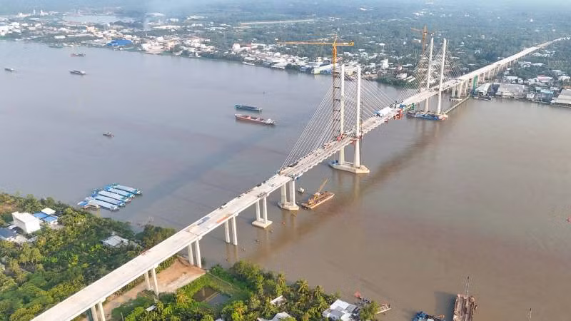 Cầu Rạch Miễu 2 đang được đẩy nhanh tiến độ thi công để hoàn thành vào dịp kỷ niệm Quốc khánh 2/9. (Ảnh: HOÀNG TRUNG)