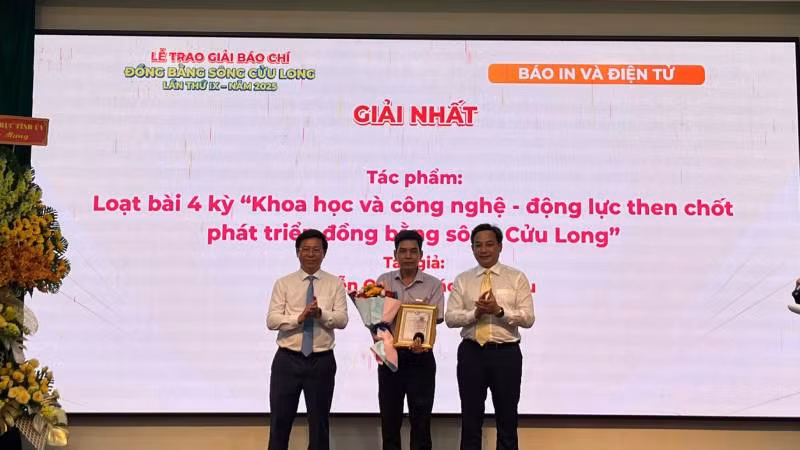 Ban tổ chức trao giải Nhất cho tác giả đoạt giải. (Ảnh: HOÀNG TRUNG)
