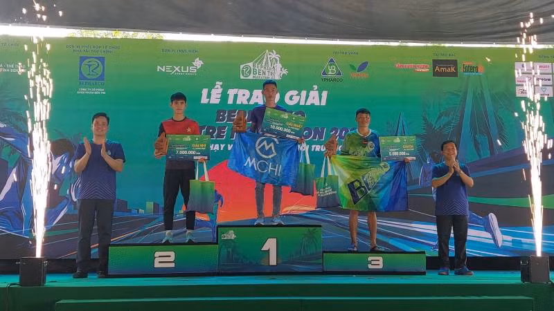 Ban Tổ chức trao giải cho các vận động viên.