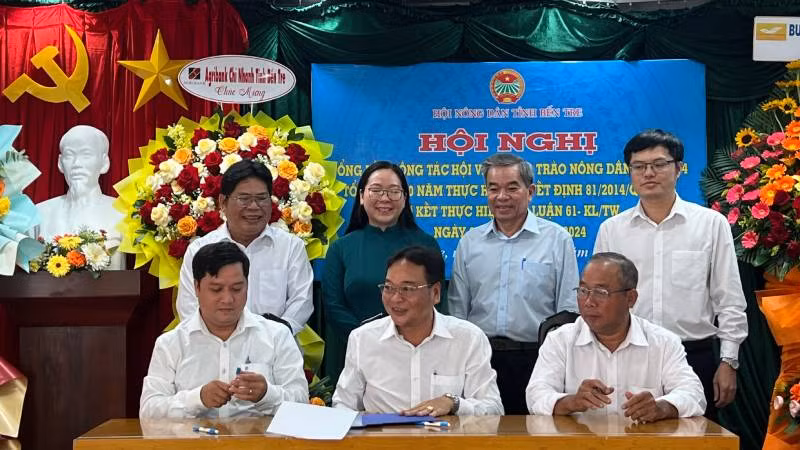 Hội Nông dân các huyện, thành phố trong tỉnh Bến Tre ký kết giao ước thi đua. (Ảnh: HOÀNG TRUNG) Hội Nông dân các huyện, thành phố trong tỉnh Bến Tre ký kết giao ước thi đua. (Ảnh: HOÀNG TRUNG)