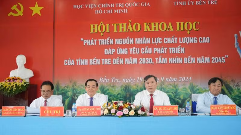 Đại biểu chủ trì tại Hội thảo về phát triển nguồn nhân lực chất lượng cao cả tỉnh Bến Tre. (Ảnh: HOÀNG TRUNG)