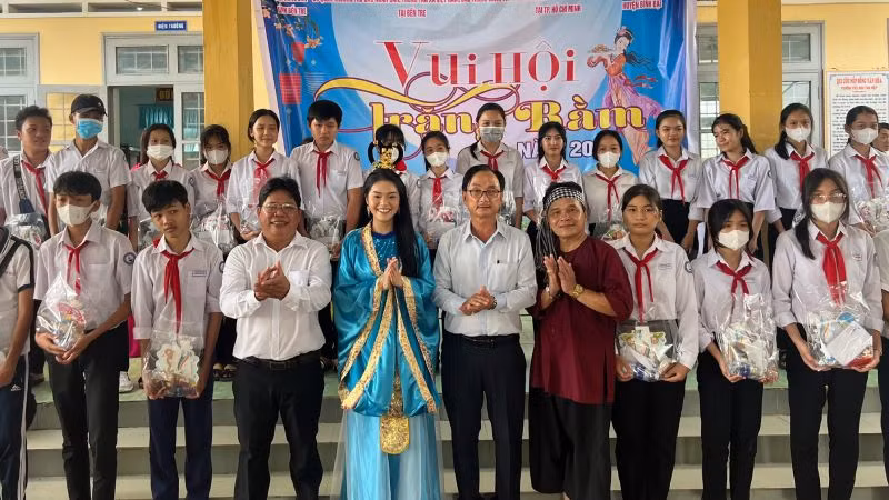 Đại biểu trao quà cho các cháu thiếu nhi tại xã đảo Tam Hiệp.