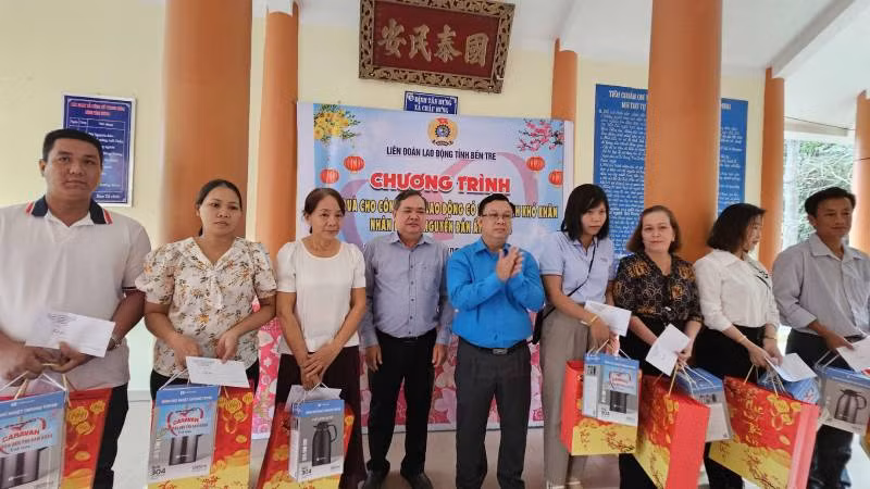 Trao quà cho người lao động có hoàn cảnh khó khăn tại huyện Bình Đại, tỉnh Bến Tre. (Ảnh: HOÀNG TRUNG) Trao quà cho người lao động có hoàn cảnh khó khăn tại huyện Bình Đại, tỉnh Bến Tre. (Ảnh: HOÀNG TRUNG)