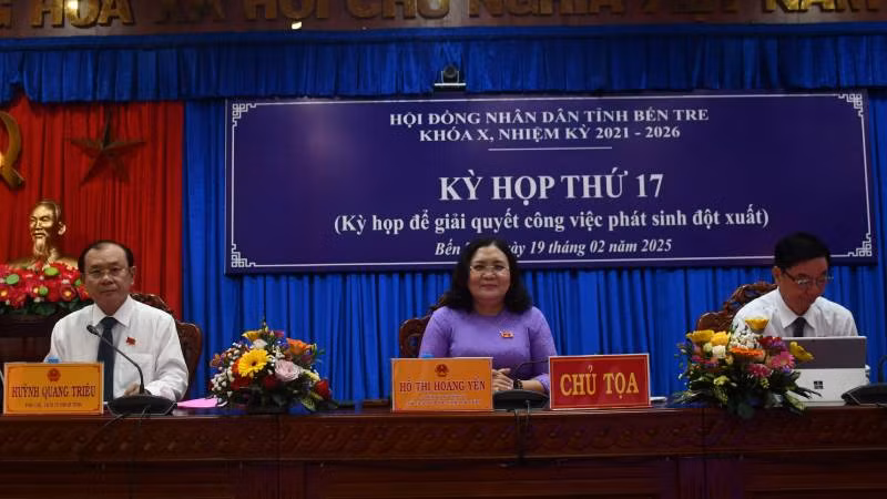 Lãnh đạo Hội đồng nhân dân tỉnh Bến tre chủ trì tại kỳ họp. (Ảnh: HOÀNG TRUNG)