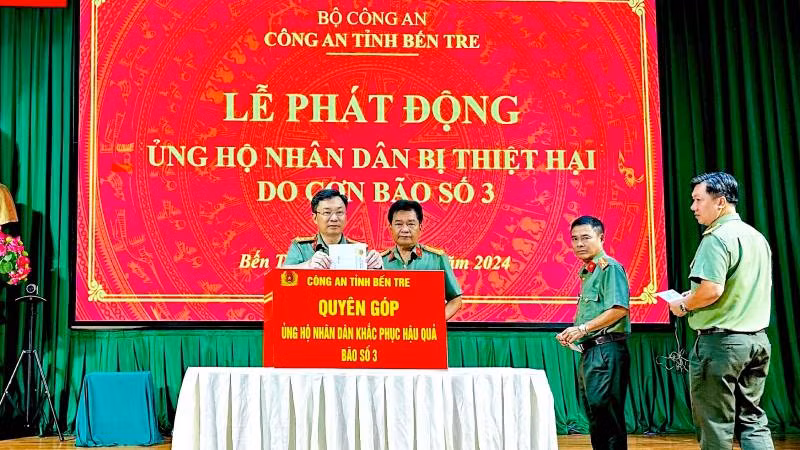 Công an tỉnh Bến Tre tổ chức phát động ủng hộ đồng bào thiệt hại do bão, lũ. (Ảnh: HOÀNG TRUNG)