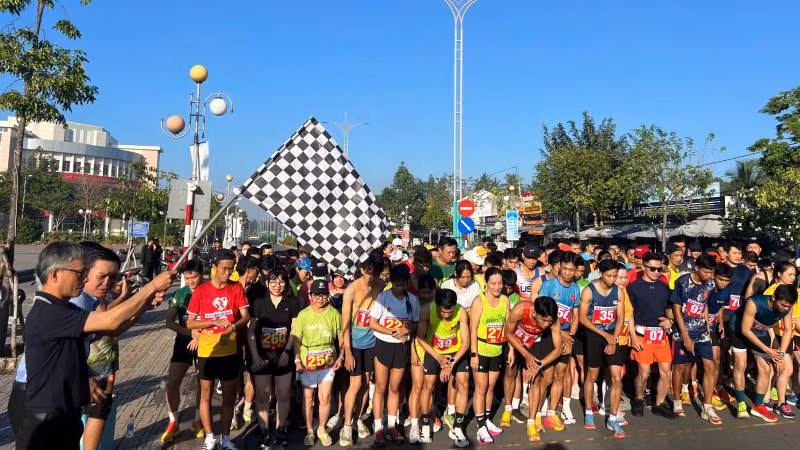 Các vận động viên xuất phát tại cự ly 5km tại giải Việt dã Báo Đồng Khởi năm 2025. (Ảnh: HOÀNG TRUNG)