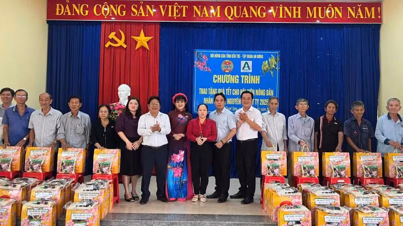 Lãnh đạo Hội Nông dân, chính quyền địa phương cùng đơn vị tài trợ trao quà Tết cho hội viên nông dân. (Ảnh: HOÀNG TRUNG)