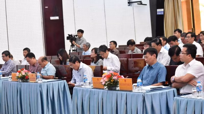 Đại biểu tham dự hội nghị công bố quy hoạch cảng cá và khu tránh trú bão cho tàu cá. (Ảnh: HOÀNG TRUNG) Đại biểu tham dự hội nghị công bố quy hoạch cảng cá và khu tránh trú bão cho tàu cá. (Ảnh: HOÀNG TRUNG)