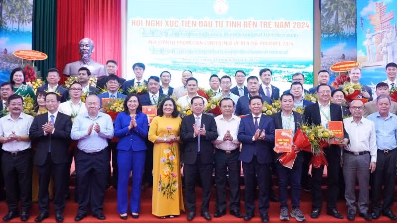 Nhà đầu tư cùng lãnh đạo chính quyền địa phương tại Hội nghị xúc tiến đầu tư tỉnh Bến Tre năm 2024. (Ảnh: HOÀNG TRUNG)