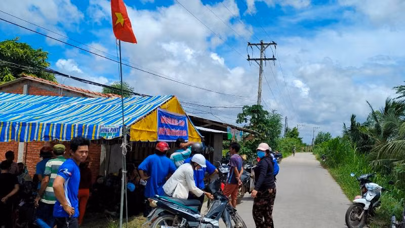 Người dân tổ chức chặn xe chở rác vào bãi rác An Hiệp.