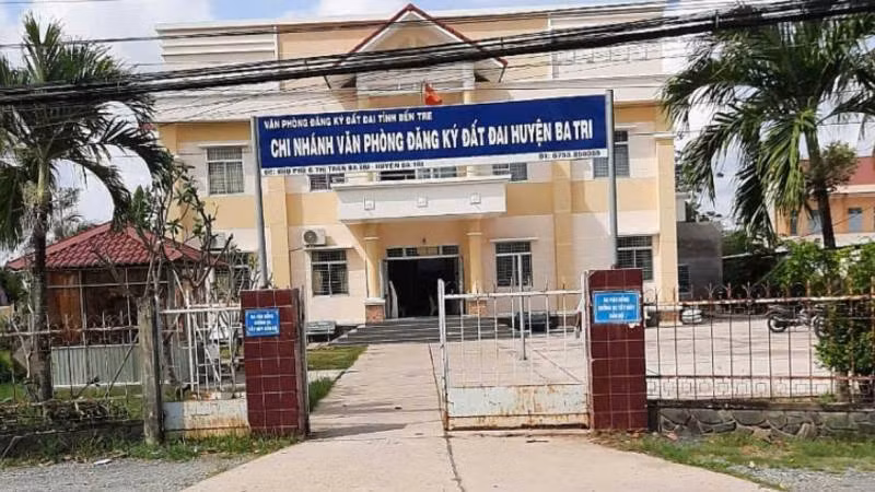 Hai cán bộ Chi nhánh Văn phòng đăng ký đất đai huyện Ba Tri bị khởi tố, bắt tạm giam. (Ảnh: HOÀNG TRUNG)