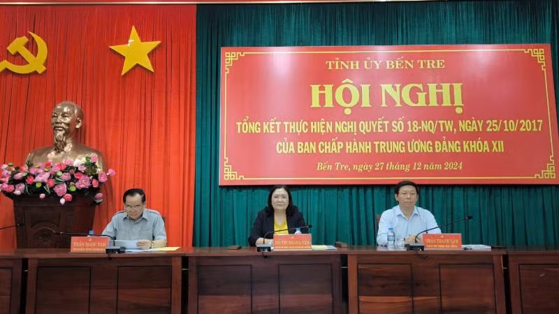 Lãnh đạo tỉnh Bến tre chủ trì Hội nghị tổng kết Nghị quyết số 18 của Ban Chấp hành Trung ương Đảng khóa XII. (Ảnh: HOÀNG TRUNG)