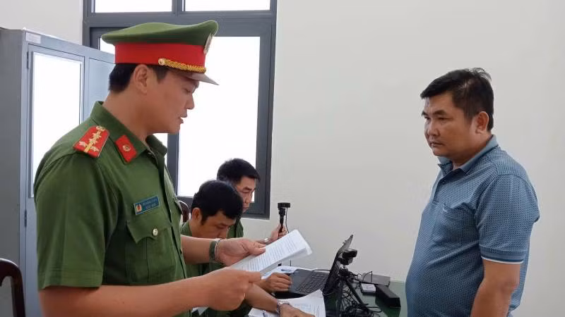Đối tượng Nguyễn Minh Tuấn tại Cơ quan điều tra. (Ảnh: do cơ quan công an cung cấp)