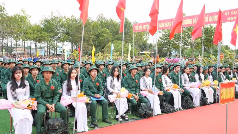 Thanh niên tỉnh Bến Tre chuẩn bị lên đường tòng quân. (Ảnh: HOÀNG TRUNG) Thanh niên tỉnh Bến Tre chuẩn bị lên đường tòng quân. (Ảnh: HOÀNG TRUNG)