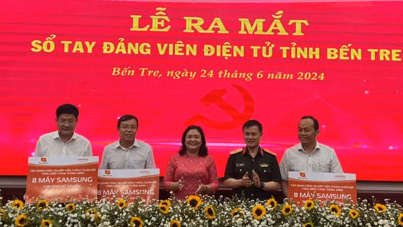 Lãnh đạo tỉnh Bến Tre và Tập đoàn Công nghiệp - Viễn thông Quân đội trao tặng điện thoại thông minh cho đảng viên khó khăn tại 3 Đảng bộ thí điểm