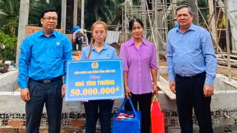 Lãnh đạo Liên đoàn Lao động tỉnh Bến Tre trao bảng hỗ trợ kinh phí xây nhà tình thương cho người lao động có hoàn cảnh khó khăn. (Ảnh: HOÀNG TRUNG) Lãnh đạo Liên đoàn Lao động tỉnh Bến Tre trao bảng hỗ trợ kinh phí xây nhà tình thương cho người lao động có hoàn cảnh khó khăn. (Ảnh: HOÀNG TRUNG)