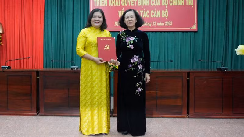 Đồng chí Trương Thị Mai trao quyết định của Bộ Chính trị phân công đồng chí Hồ Thị Hoàng Yến giữ chức Quyền Bí thư Tỉnh ủy Bến Tre.