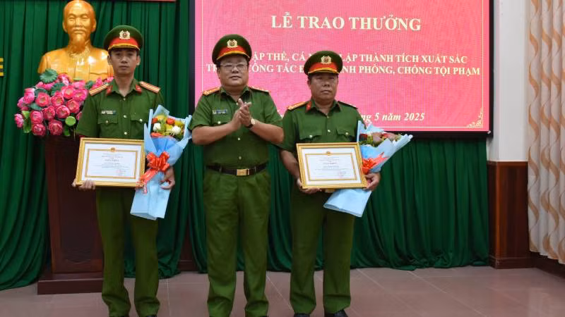 Đại tá Võ Công Bình, Phó Giám đốc Công an tỉnh Bến Tre trao giấy khen cho 2 cá nhân có thành tích xuất sắc trong triệt xóa tụ điểm ma túy. (Ảnh: HOÀNG TRUNG)