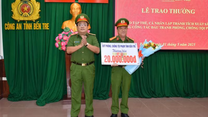 Trao thưởng cho tập thể Phòng cảnh sát điều tra tội phạm về ma túy. (Ảnh: HOÀNG TRUNG)