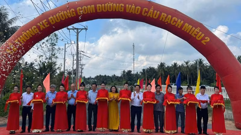 Đại biểu tham dự buổi Lễ thực hiện nghi thức cắt băng thông xe Dự án Đường gom đường vào cầu Rạch Miễu 2. (Ảnh: HOÀNG TRUNG)