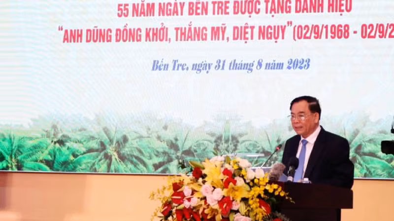 Chủ tịch Ủy ban Nhân dân tỉnh Bến Tre Trần Ngọc Tam đọc diễn văn tại buổi lễ. Chủ tịch Ủy ban Nhân dân tỉnh Bến Tre Trần Ngọc Tam đọc diễn văn tại buổi lễ.