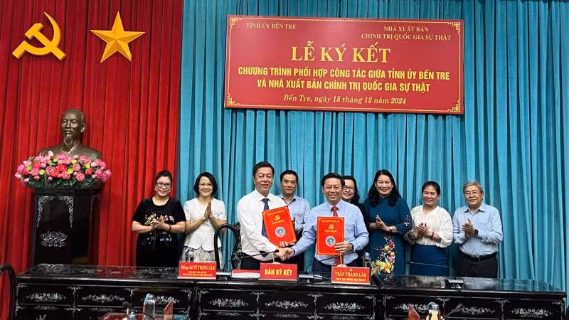 Tỉnh ủy Bến Tre và Nhà xuất bản Chính trị quốc gia Sự thật ký kết chương trình phối hợp. (Ảnh: HOÀNG TRUNG)