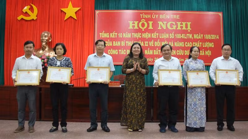 Phó Bí thư Thường trực Tỉnh ủy Bến Tre Hồ Thị Hoàng Yến trao Bằng khen cho các tập thể đạt thành tích xuất sắc.