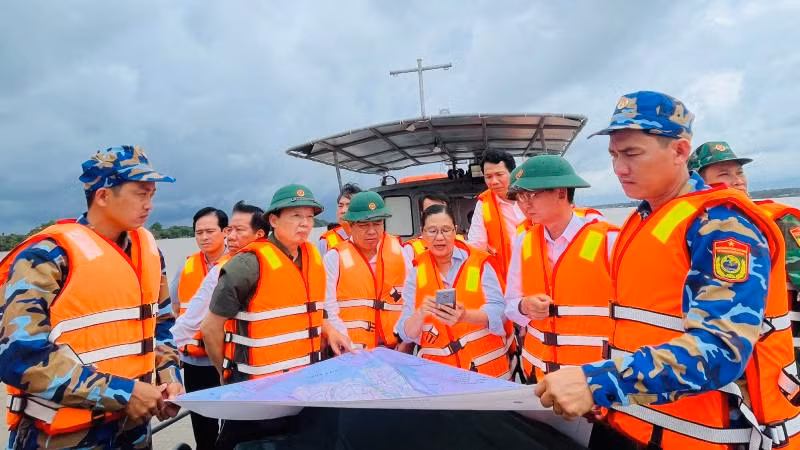 Phó Thủ tướng Chính phủ Trần Hồng Hà cùng Đoàn công tác khảo sát mỏ cát Qưới Sơn (huyện Châu Thành, tỉnh Bến Tre).
