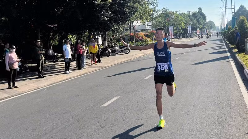 Vận động viên Hứa Thuận Long về nhất ở cự ly 10km nam. (Ảnh: HOÀNG TRUNG)