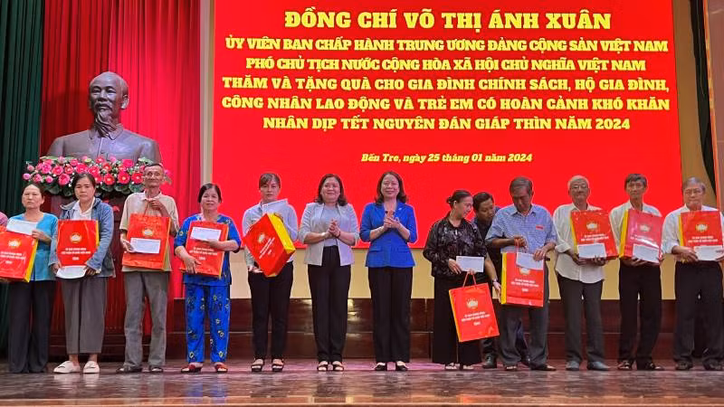 Phó Chủ tịch nước Võ Thị Ánh Xuân cũng lãnh đạo chính quyền địa phương tặng quà Tết tại tỉnh Bến Tre.