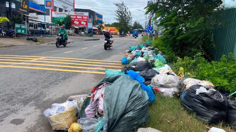 Đường vào trung tâm huyện Ba Tri rác chất thành đống hai bên lề đường. Đường vào trung tâm huyện Ba Tri rác chất thành đống hai bên lề đường.