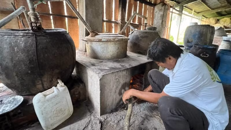 Nhiều người nông thôn sử dụng rượu nấu theo kiểu truyền thống, không nhãn mác dễ ngộ độc. (Ảnh: HOÀNG TRUNG)