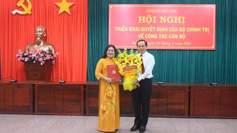 Đồng chí Nguyễn Văn Nên trao quyết định của Bộ Chính trị chuẩn y cho đồng chí Hồ Thị Hoàng Yến giữ chức Bí thư Tỉnh ủy Bến Tre. (Ảnh: HOÀNG TRUNG)