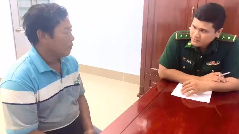 Ông Trần Văn Dân bị xử phạt 75 triệu đồng với hành vi tàng trữ thiết bị giám sát hành trình của tàu cá khác. (Ảnh: HOÀNG TRUNG)