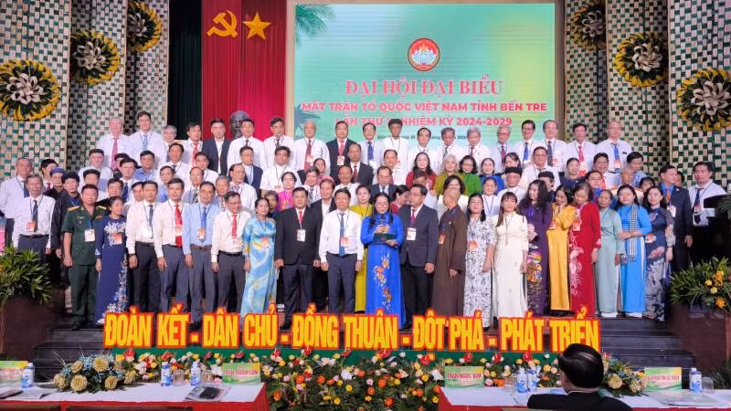 Ủy ban Mặt trận Tổ quốc Việt Nam tỉnh Bến Tre, nhiệm kỳ 2024-2029 ra mắt tại Đại hội. (Ảnh: HOÀNG TRUNG)