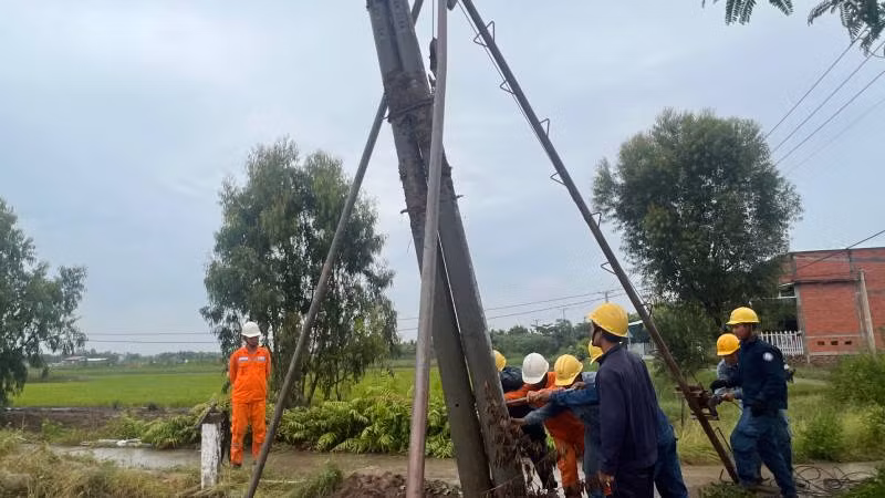 Kéo lưới điện về ấp An Hòa B, xã Mỹ An, huyện Thạnh Phú. Kéo lưới điện về ấp An Hòa B, xã Mỹ An, huyện Thạnh Phú.