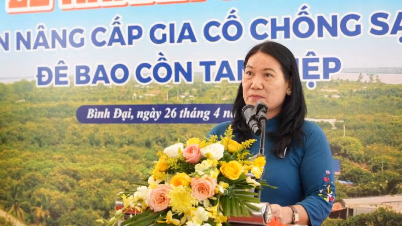 Phó Chủ tịch Ủy ban nhân dân tỉnh Bến Tre Nguyễn Thị Bé Mười phát biểu tại buổi Lễ khánh thành. (Ảnh: HOÀNG TRUNG) Phó Chủ tịch Ủy ban nhân dân tỉnh Bến Tre Nguyễn Thị Bé Mười phát biểu tại buổi Lễ khánh thành. (Ảnh: HOÀNG TRUNG)