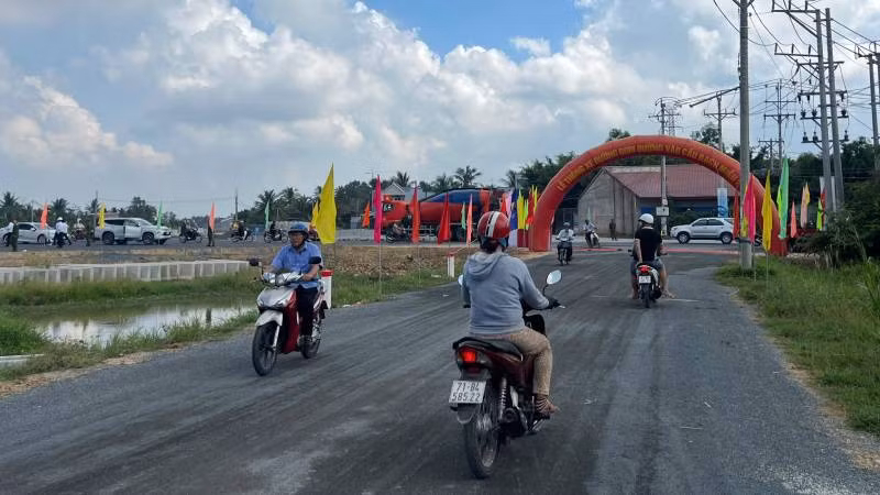Dự án Đường gom đường vào cầu Rạch Miễu 2 được thông xe phục vụ nhu cầu đi lại, phát triển kinh tế của người dân địa phương. (Ảnh: HOÀNG TRUNG) Dự án Đường gom đường vào cầu Rạch Miễu 2 được thông xe phục vụ nhu cầu đi lại, phát triển kinh tế của người dân địa phương. (Ảnh: HOÀNG TRUNG)