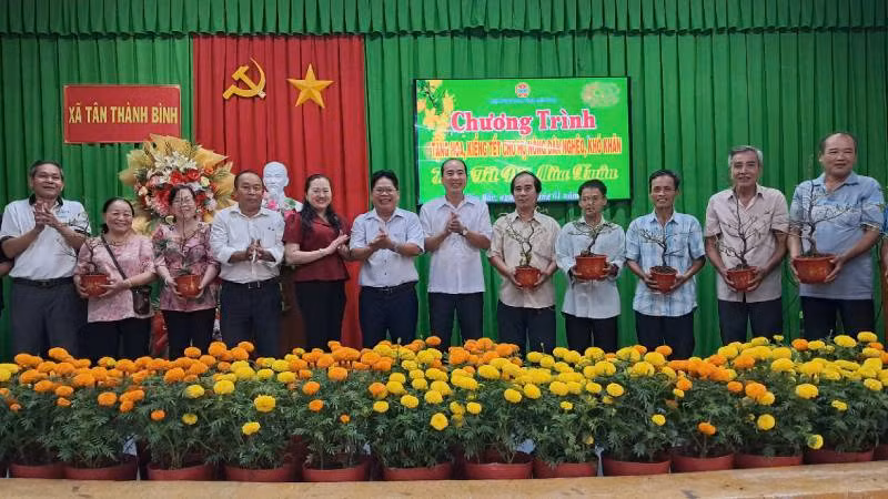 Trao hoa, cây kiểng Tết cho nông dân có hoàn cảnh khó khăn tại huyện Mỏ Cày Bắc. (Ảnh: HOÀNG TRUNG) Trao hoa, cây kiểng Tết cho nông dân có hoàn cảnh khó khăn tại huyện Mỏ Cày Bắc. (Ảnh: HOÀNG TRUNG)